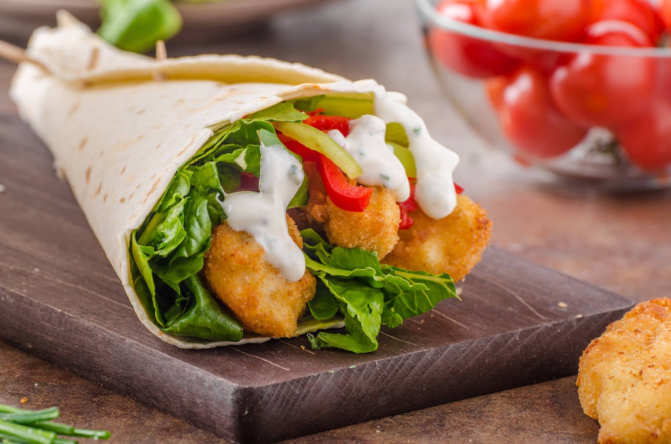 El wrap es una variante del burrito o del taco mexicano, que se rellena de pollo o ternera, principalmente, y vegetales, pero puede adaptarse a todos los gustos. 