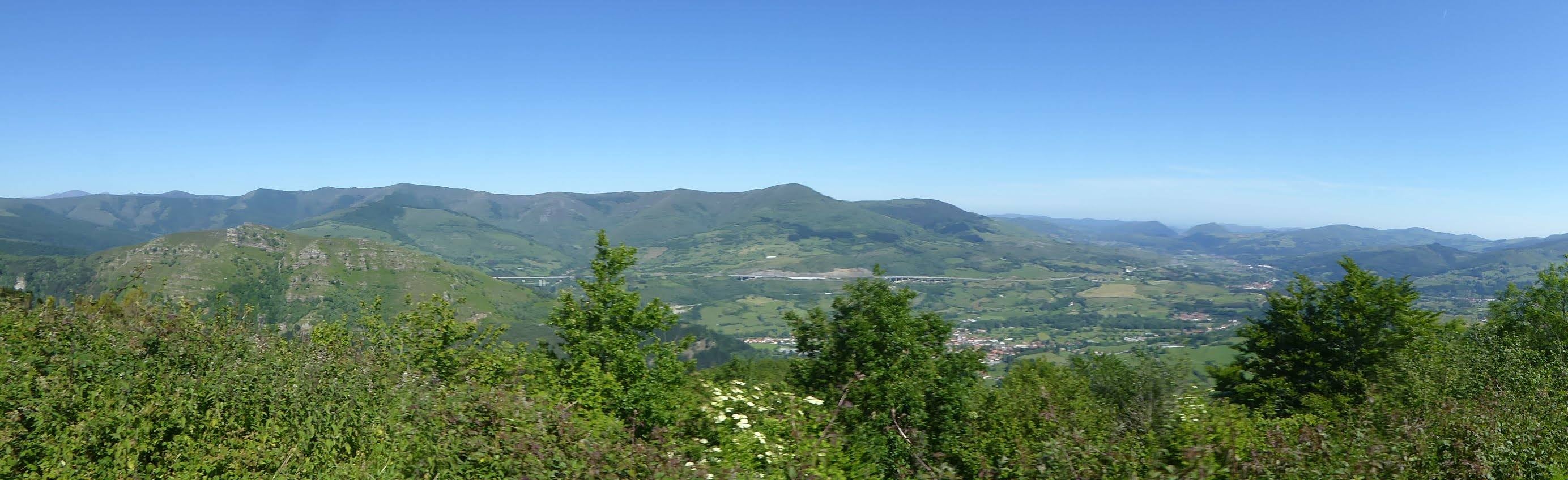 Esta ruta de nivel medio parte de Bárcena de Pie de Concha y nos lleva hasta el embalse de Alsa