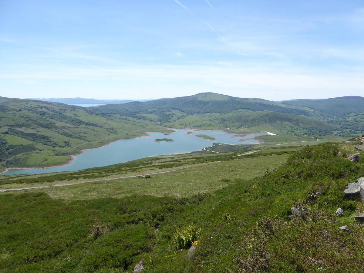 Esta ruta de nivel medio parte de Bárcena de Pie de Concha y nos lleva hasta el embalse de Alsa