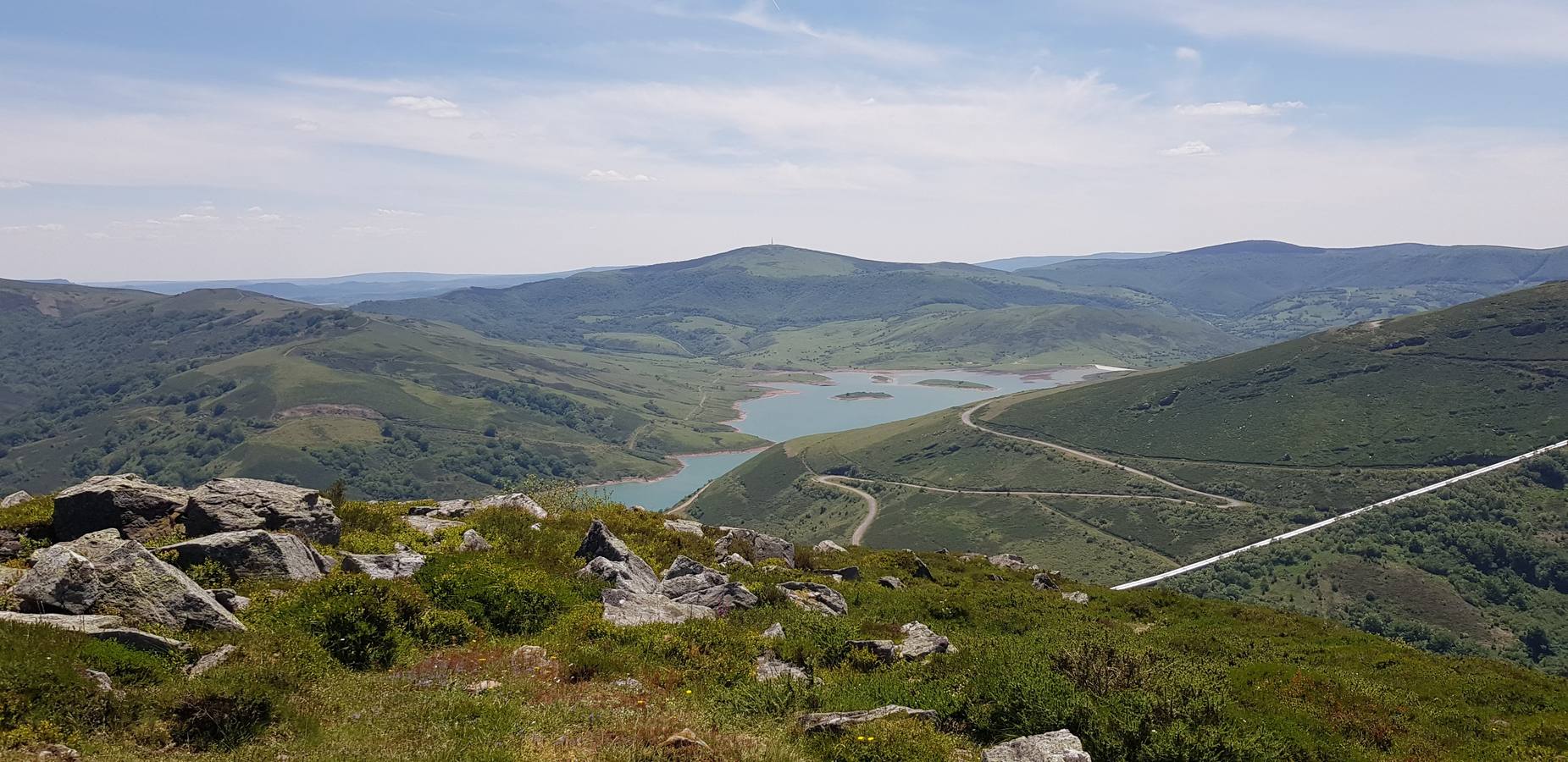 Esta ruta de nivel medio parte de Bárcena de Pie de Concha y nos lleva hasta el embalse de Alsa