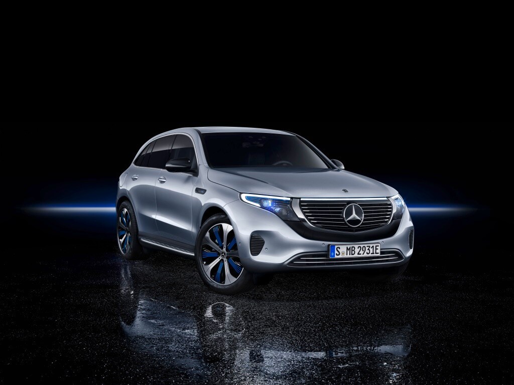 Llega el SUV eléctrico de Mercedes, el EQC. Y como suele ser norma en la marca, lo hace a lo grande, con una autonomía de 471 kilómetros y nuevas vías en el campo de la electromovilidad.