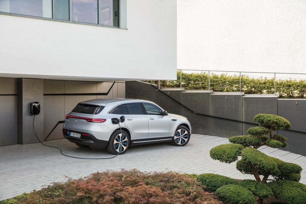 Llega el SUV eléctrico de Mercedes, el EQC. Y como suele ser norma en la marca, lo hace a lo grande, con una autonomía de 471 kilómetros y nuevas vías en el campo de la electromovilidad.