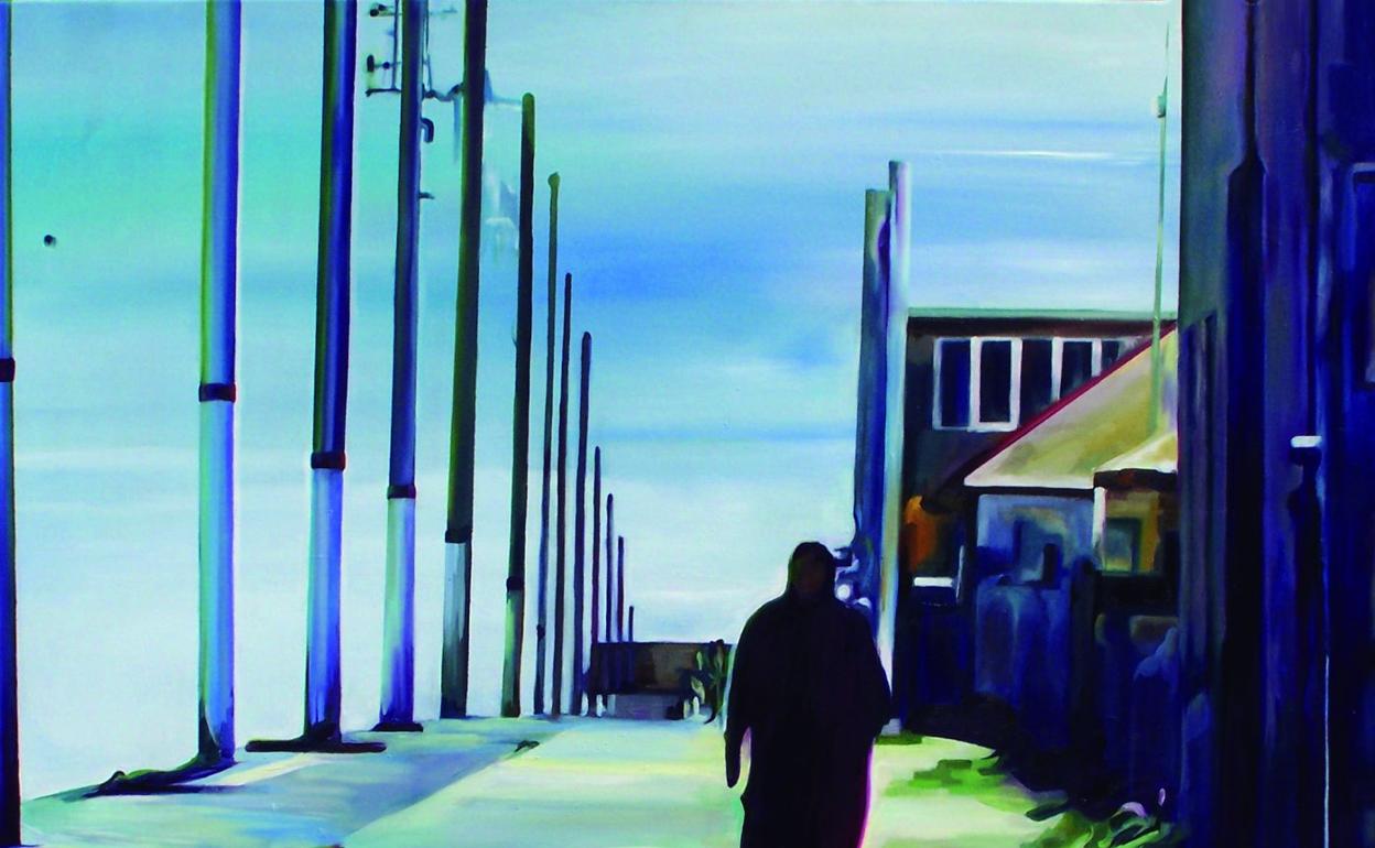 Dos escenas protagonizadas por Ángela Loij. A la izquierda saliendo de su casa y, a la derecha, paseando por la calle.