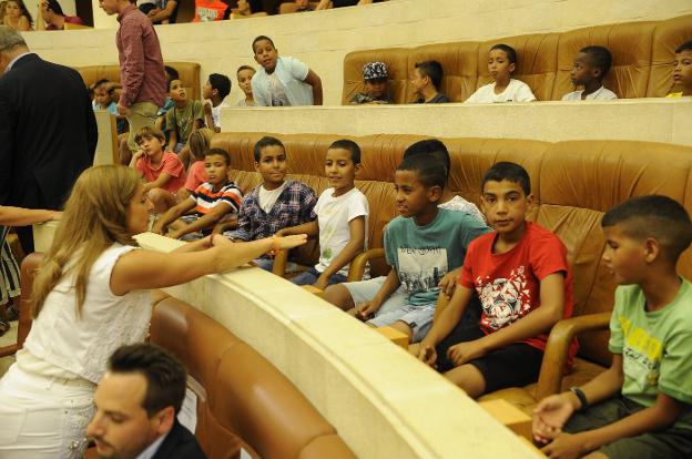 Los niños saharahuis ocuparon los escaños del Parlamento regional. :: 