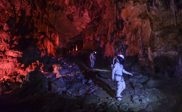 Imagen facilitada por Astroland de las pruebas en el interior de la cueva. 