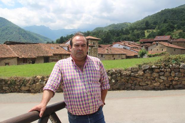 Óscar Casares, alcalde de Camaleño, con Mogrovejo al fondo.