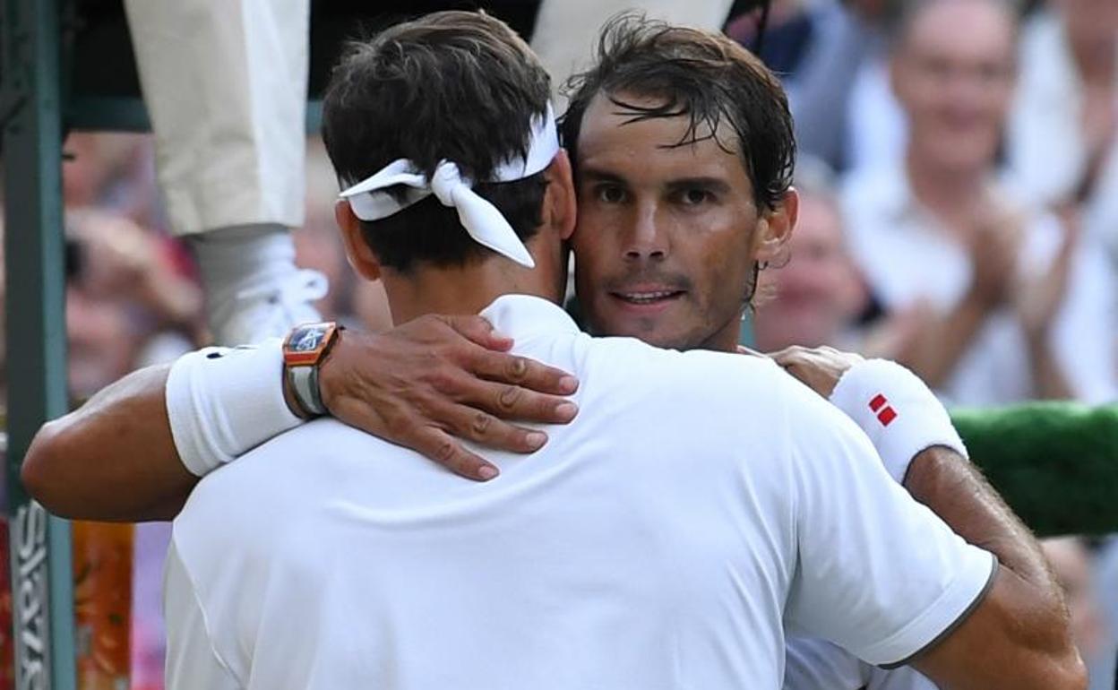 Nadal recibe el consuelo de Federer tras el partido. 