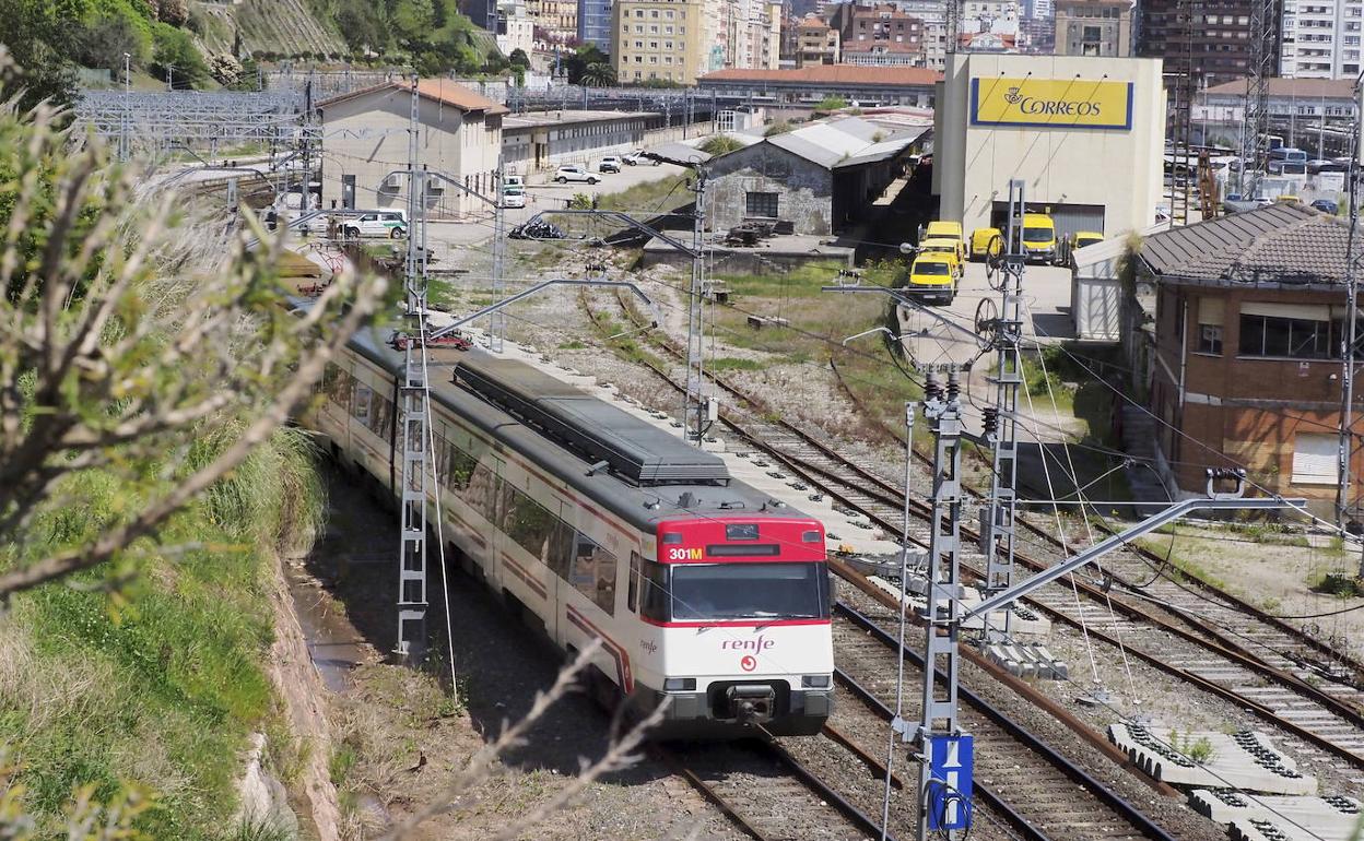 Vista de las vías de acceso a la estación de ferrocarril de Santander.