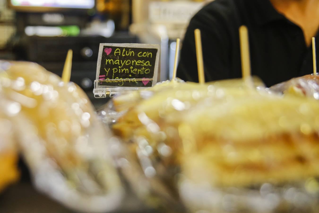 La barra está llena de pinchos.