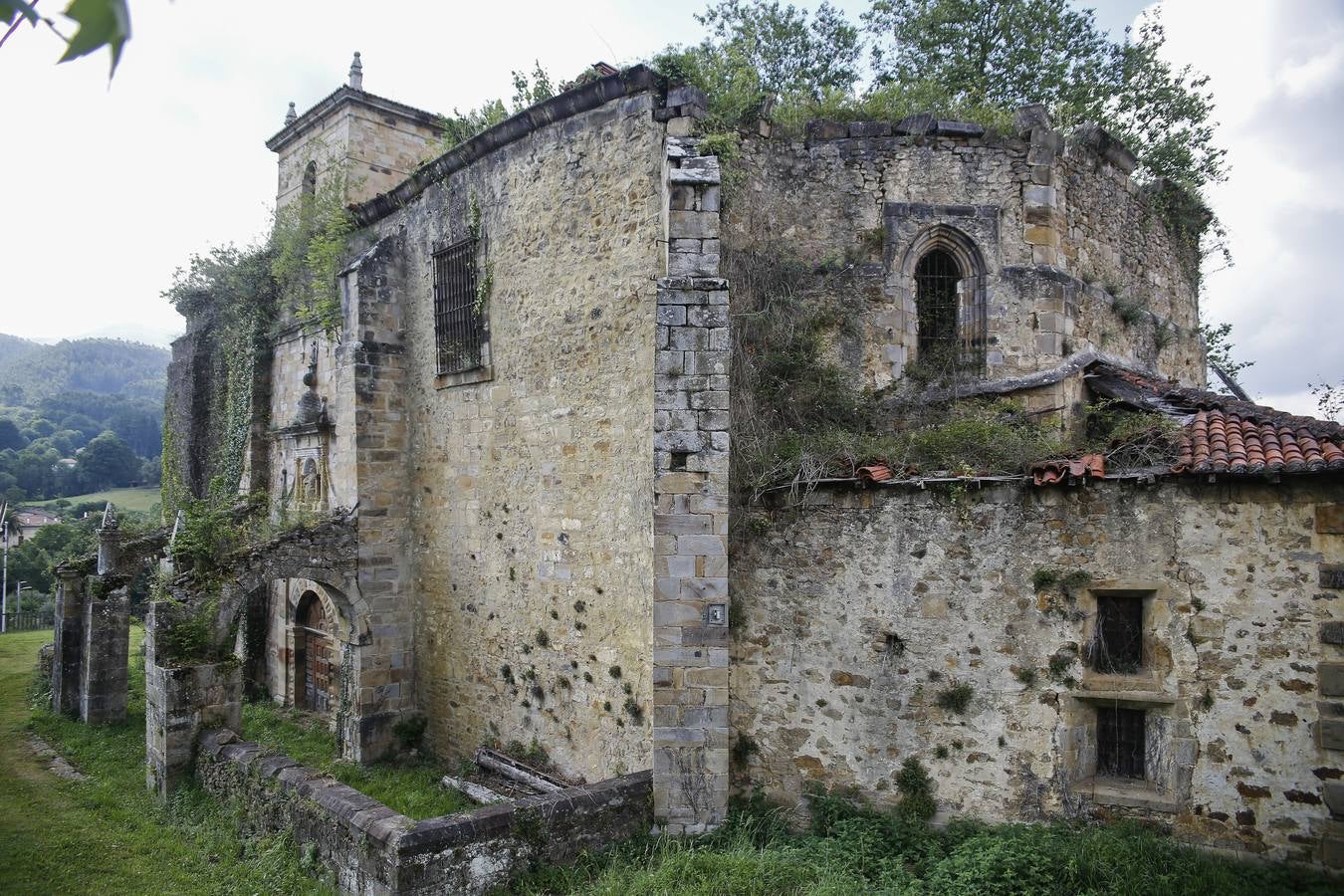 Ruinas de la antigua iglesia de Santa María.