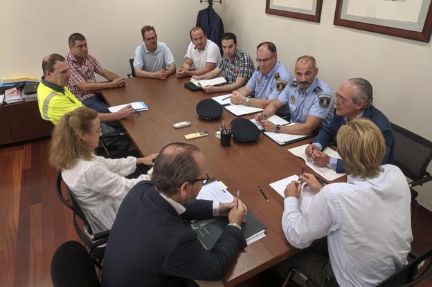 Miembros de la Dirección de Transportes, del Ayuntamiento de Santander, de la Guardia Civil y del sector del taxi, reunidos ayer. 