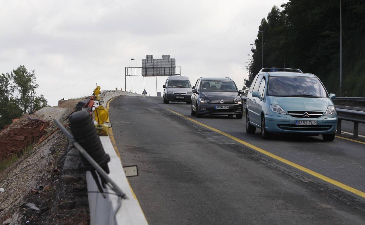 Los coches circulan ya por el tramo que ha estado cinco días cortado.