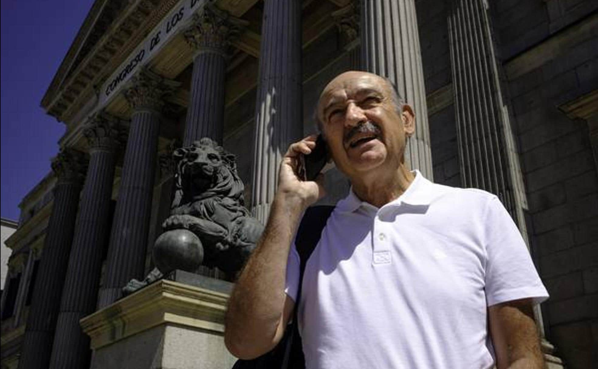 José María Mazón, a las puertas del Congreso de los Diputados y al calor de Madrid. 