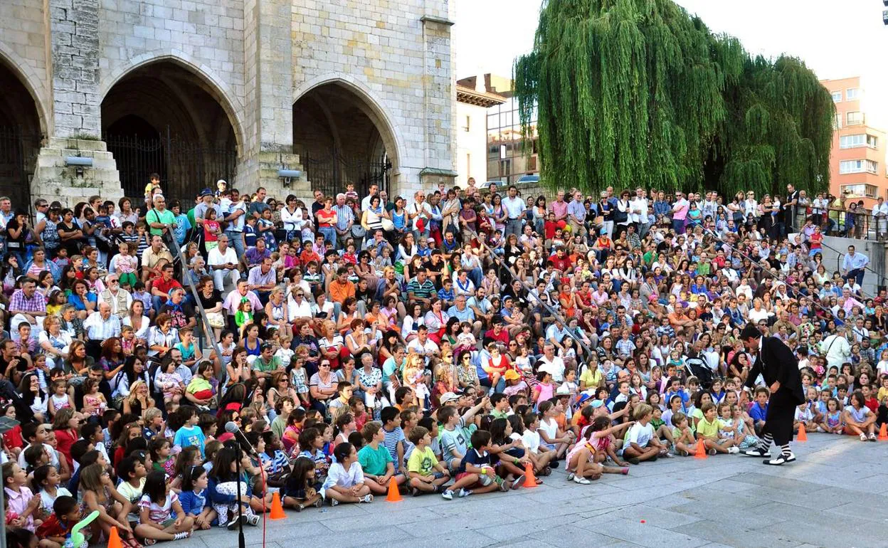 'Pequegrande' vuelve a la plaza de Atarazanas durante la Semana Grande de Santander