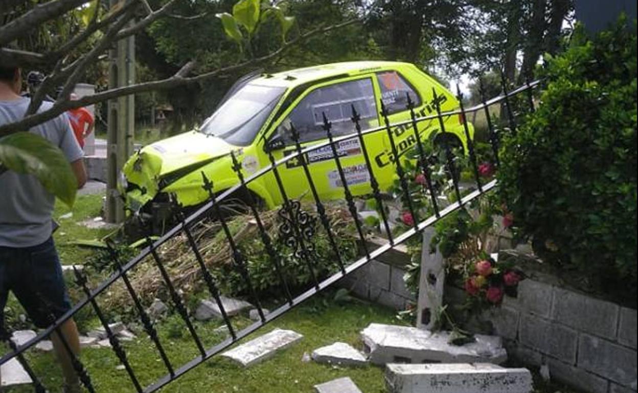 Así quedó el vehículo tras chocar contra el muro de la vivienda.