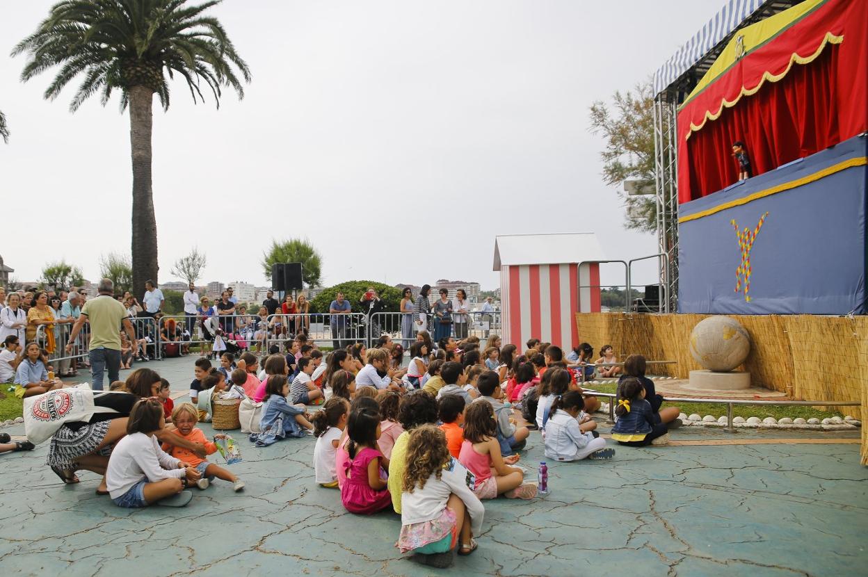 Los niños disfrutaron de una actuación de títeres durante los Baños de Ola, en los jardines de Piquío. :: Juanjo Santamaría