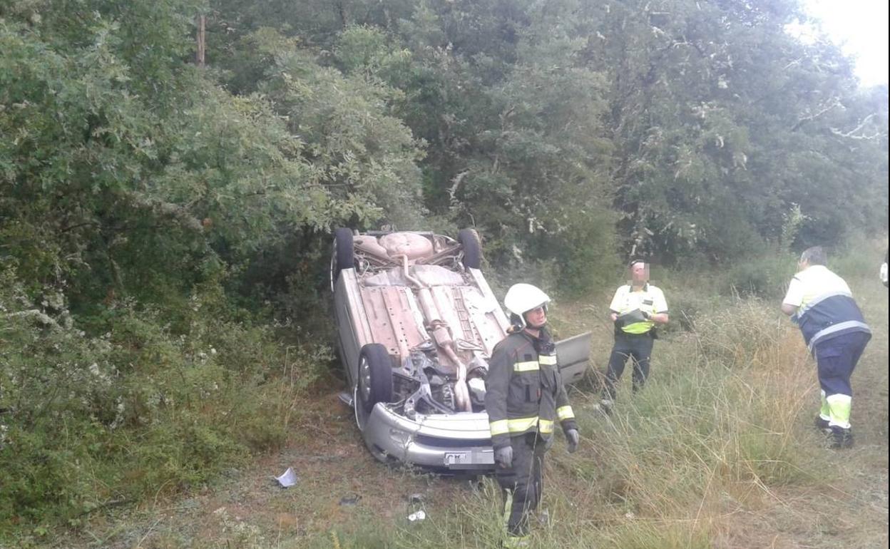 Vuelca en Polientes y cuando llegan los servicios de emergencia no hay nadie en el coche