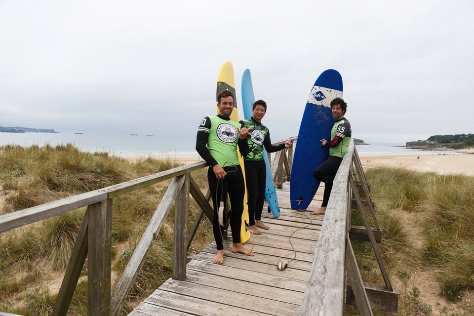 El actor Alberto Jo Lee, junto al artista Carlos Toledo y Marc Framepol, director del portal de Surf TodoSurf.com en Europa.