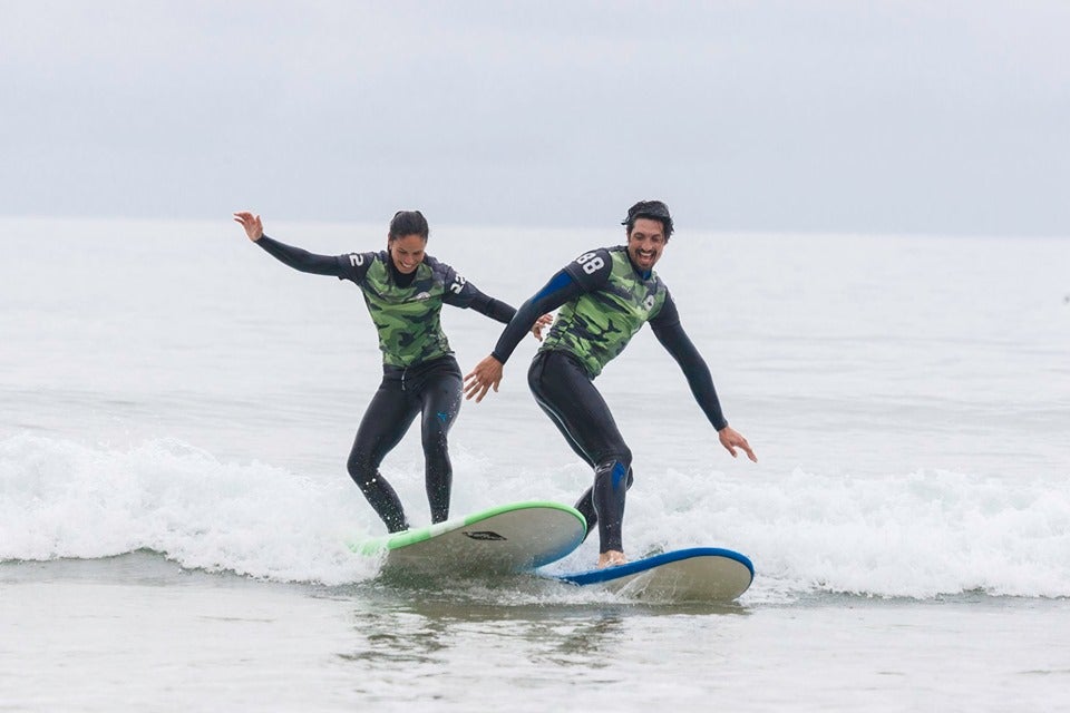 Mireia Canal y Felipe López descubriendo el mundo del surf.