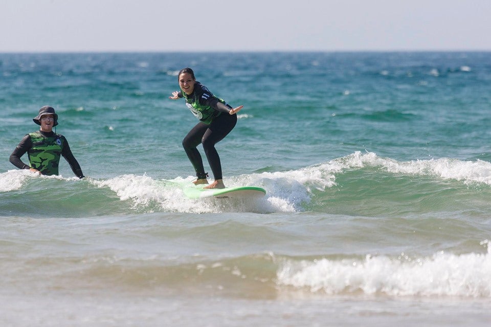 La periodista Sara Gil sobre las olas.