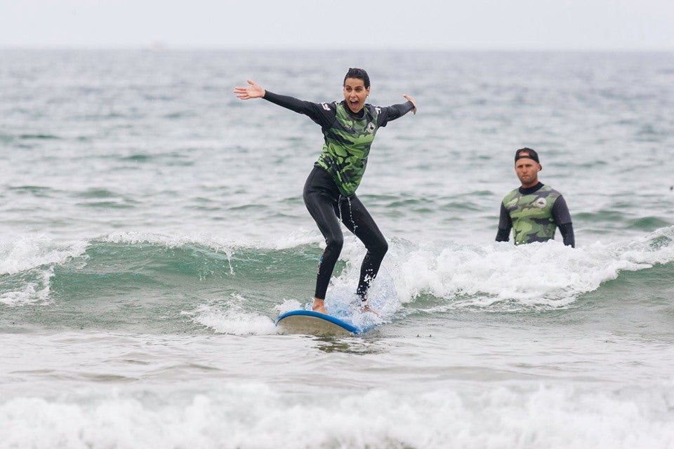 La actriz Iris Lezcano surfeando en Cantabria.