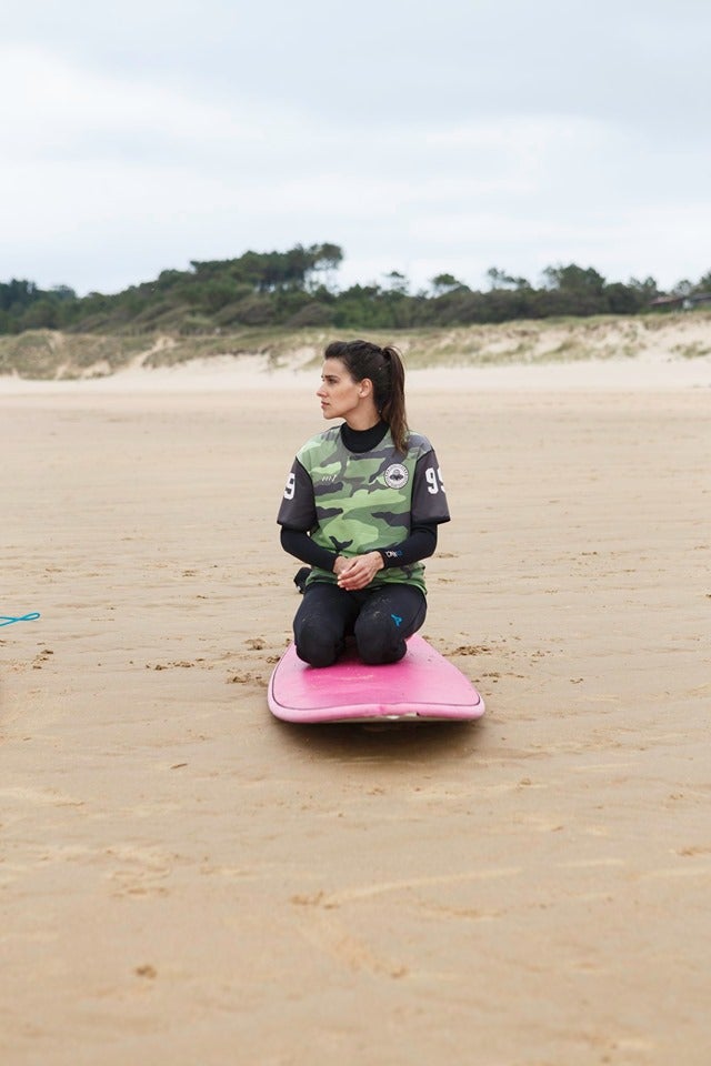 La actriz Iris Lezcano visitó Cantabria y disfrutó de un tiempo de olas y amigos.