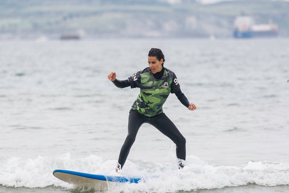 La actriz Iris Lezcano visitó Cantabria y disfrutó de un tiempo de olas y amigos.