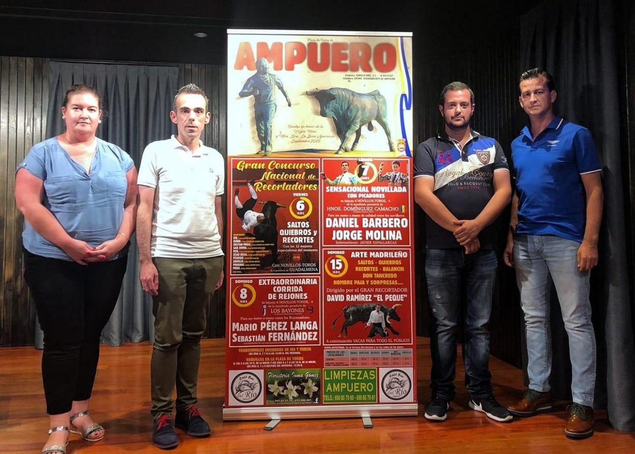 El alcalde, junto a los concejales y el empresario, junto al cartel de la feria 