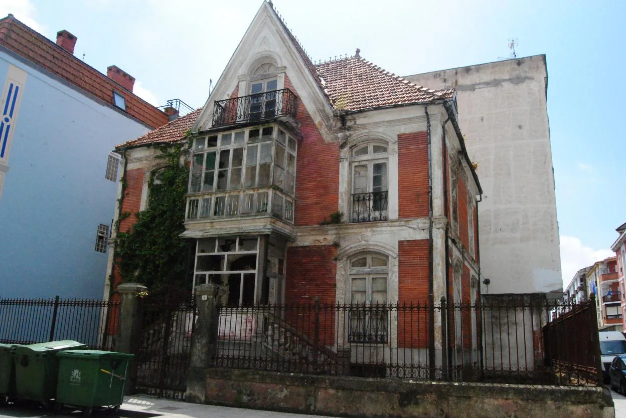 La casa del doctor Bringas, uno de los edificios en ruina en Santoña. 