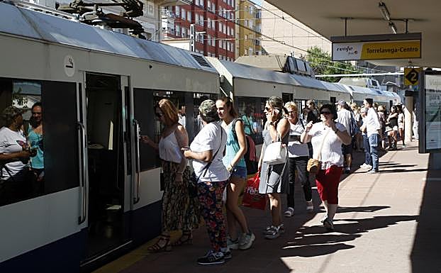 Imagen principal - La huelga de trenes afectará a uno de cada cuatro Cercanías de Cantabria