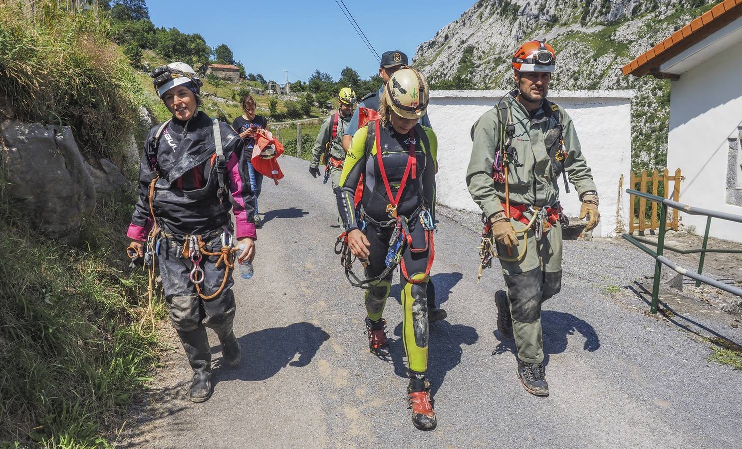 Las tres mujeres, exhaustas, fueron localizadas a doce horas de camino de la entrada cuando regresaban de manera penosa.