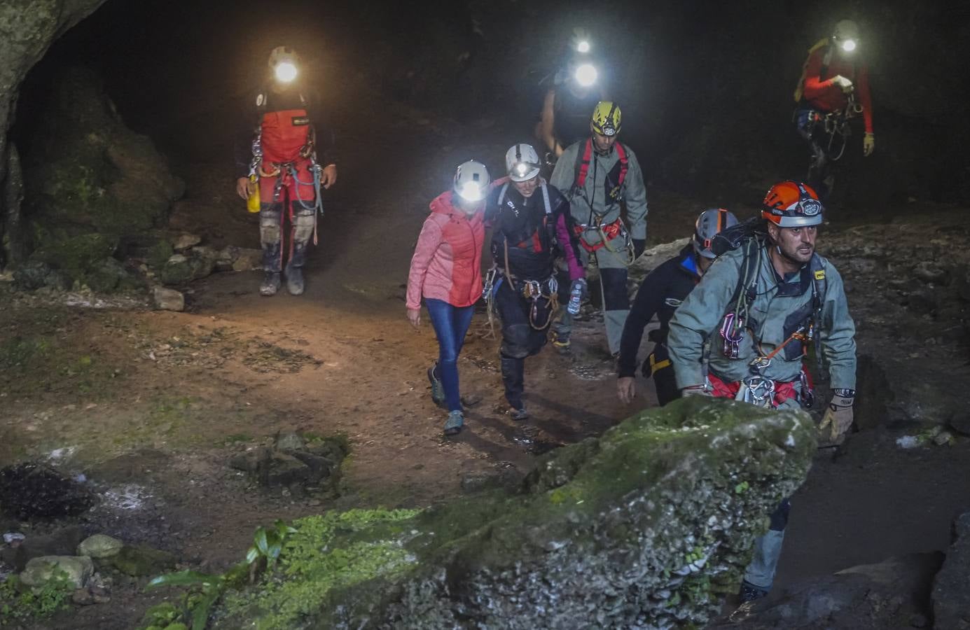 Las tres mujeres, exhaustas, fueron localizadas a doce horas de camino de la entrada cuando regresaban de manera penosa.