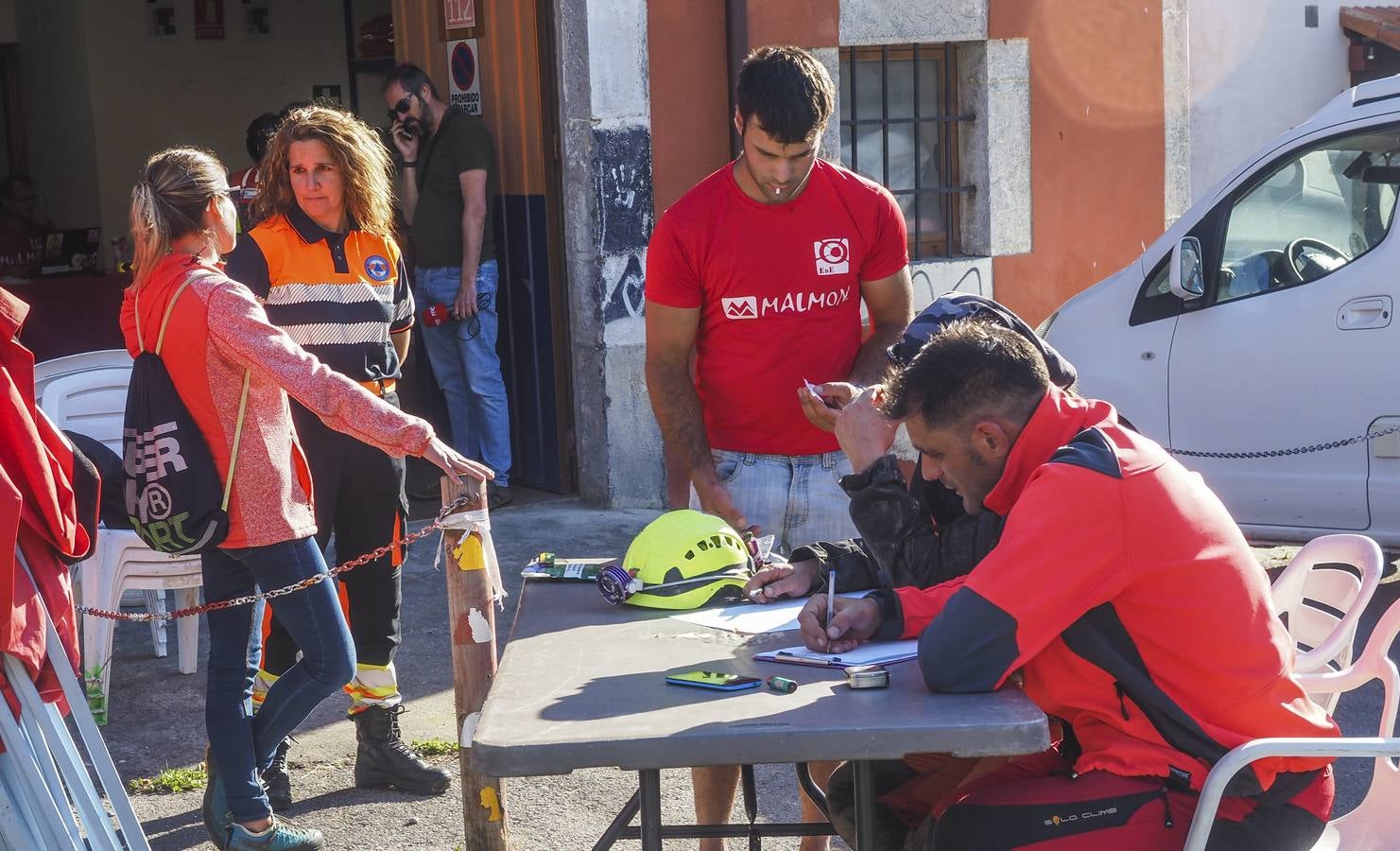 Las tres mujeres, exhaustas, fueron localizadas a doce horas de camino de la entrada cuando regresaban de manera penosa.