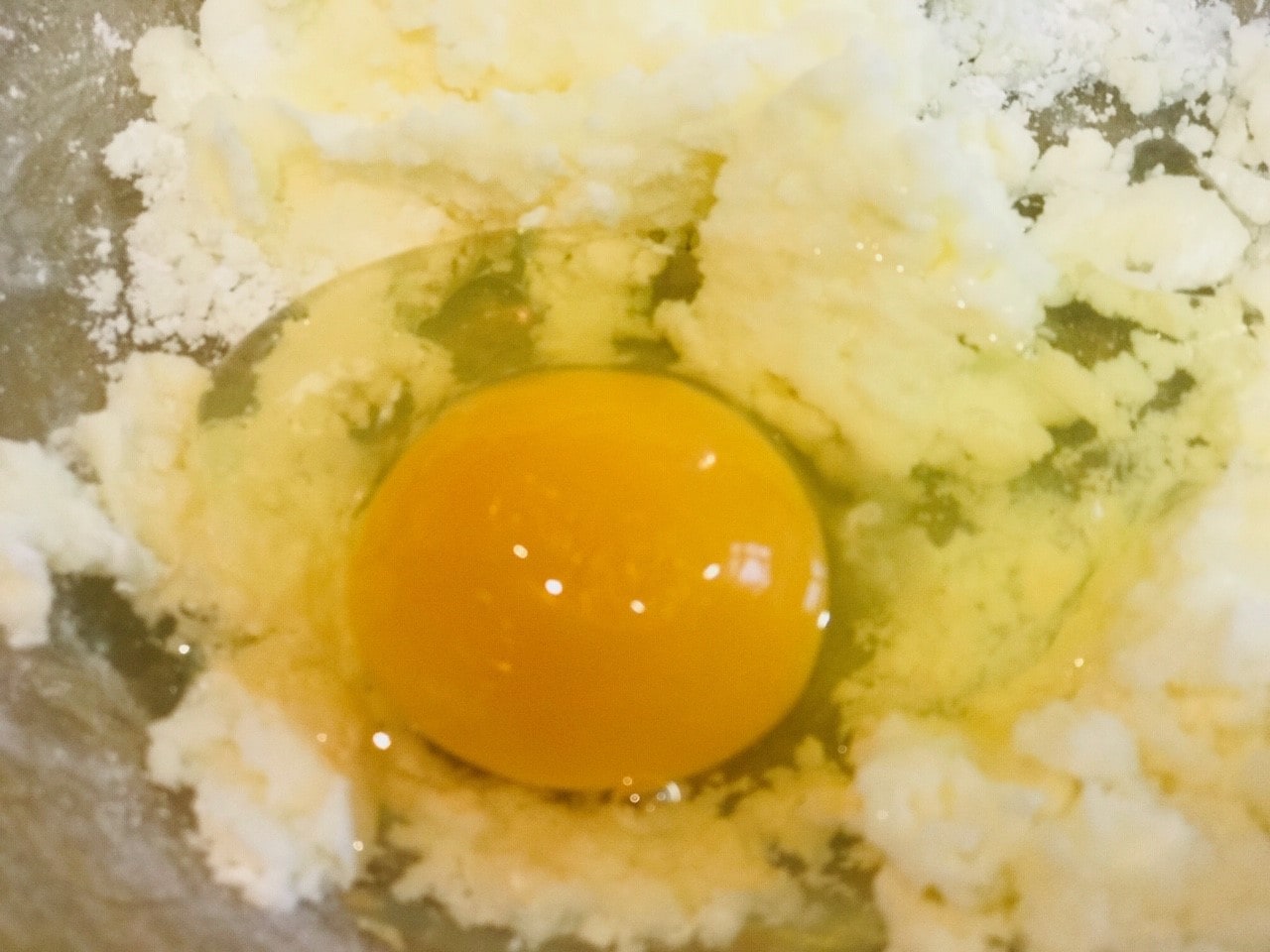 BIZCOCHO DE CHOCOLATE BLANCO Y LIMÓN. 3-Añadir los huevos de uno a uno. Batir hasta conseguir una crema.