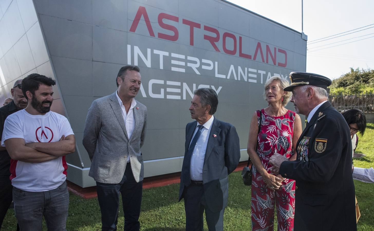 Comienza la primera misión en Astroland, la agencia española que realiza una experiencia espacial analógica desde una cueva de Cantabria | Cinco profesionales de diferentes nacionalidades forman parte de esta aventura y hasta el viernes vivirán en la cavidad