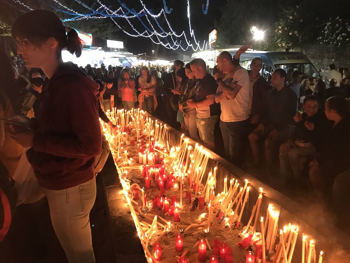 Cientos de peregrinos venidos de todos los puntos de la región se acercaron andando a la tradicional misa de las cinco de la mañana