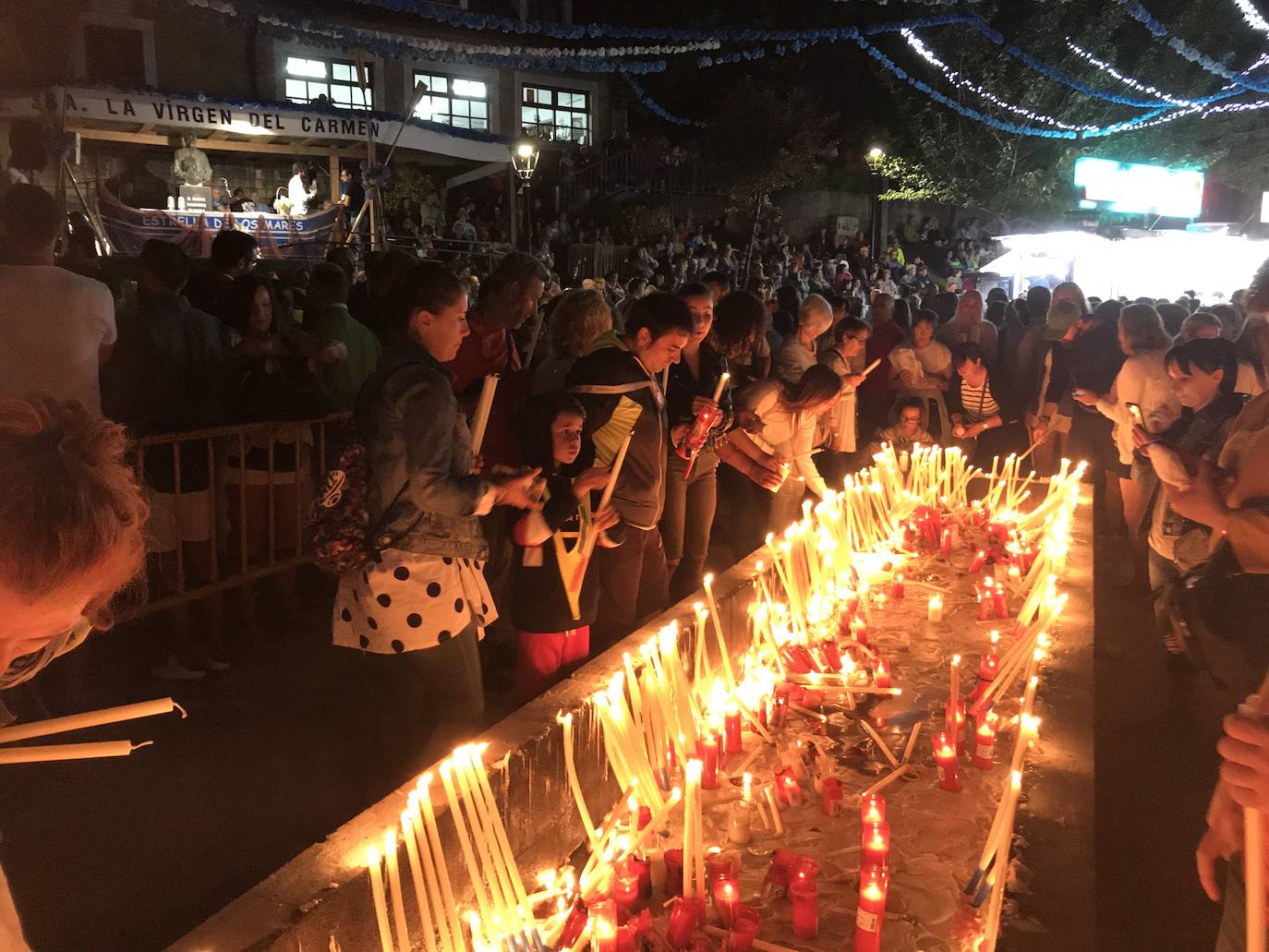 Cientos de peregrinos venidos de todos los puntos de la región se acercaron andando a la tradicional misa de las cinco de la mañana