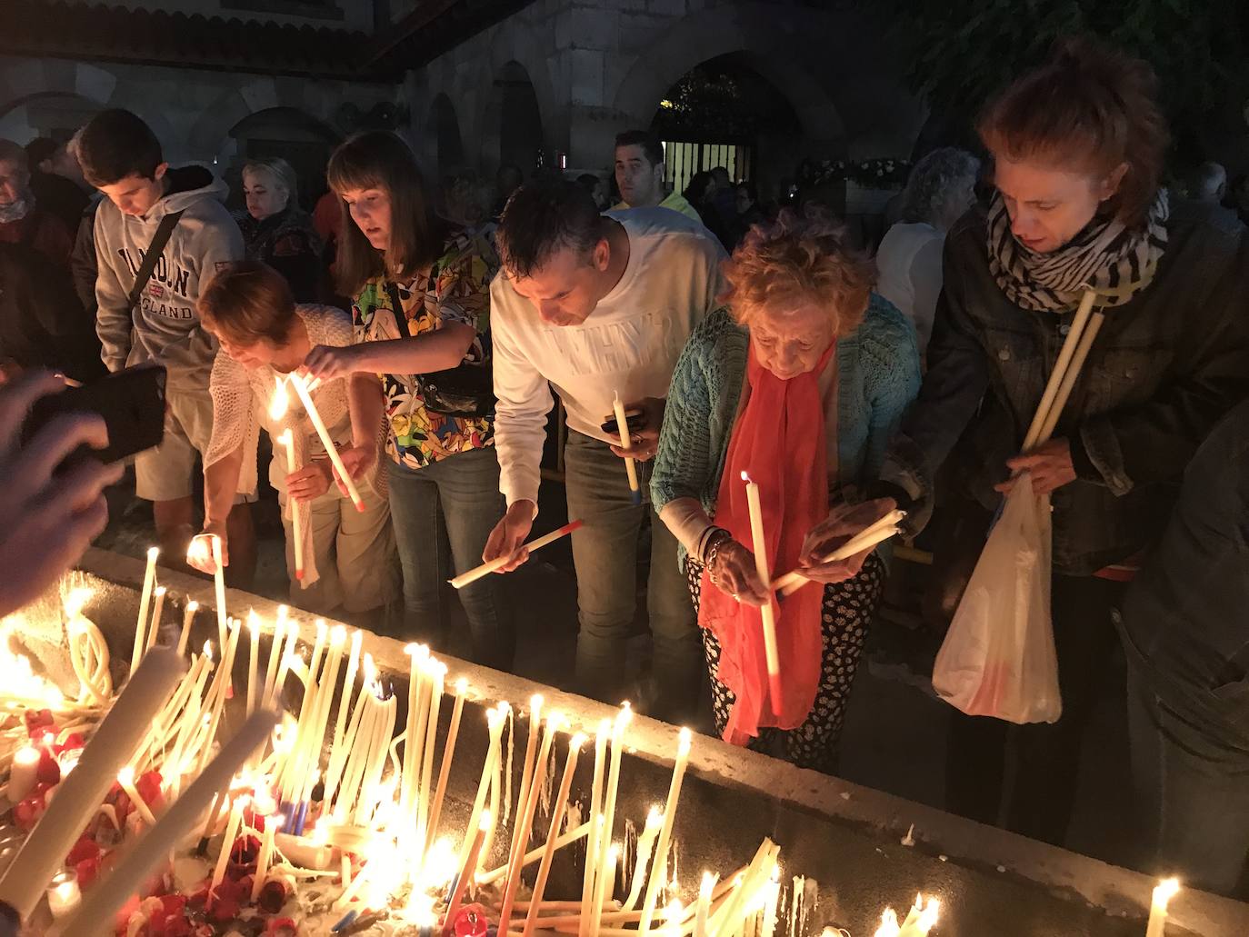 Cientos de peregrinos venidos de todos los puntos de la región se acercaron andando a la tradicional misa de las cinco de la mañana