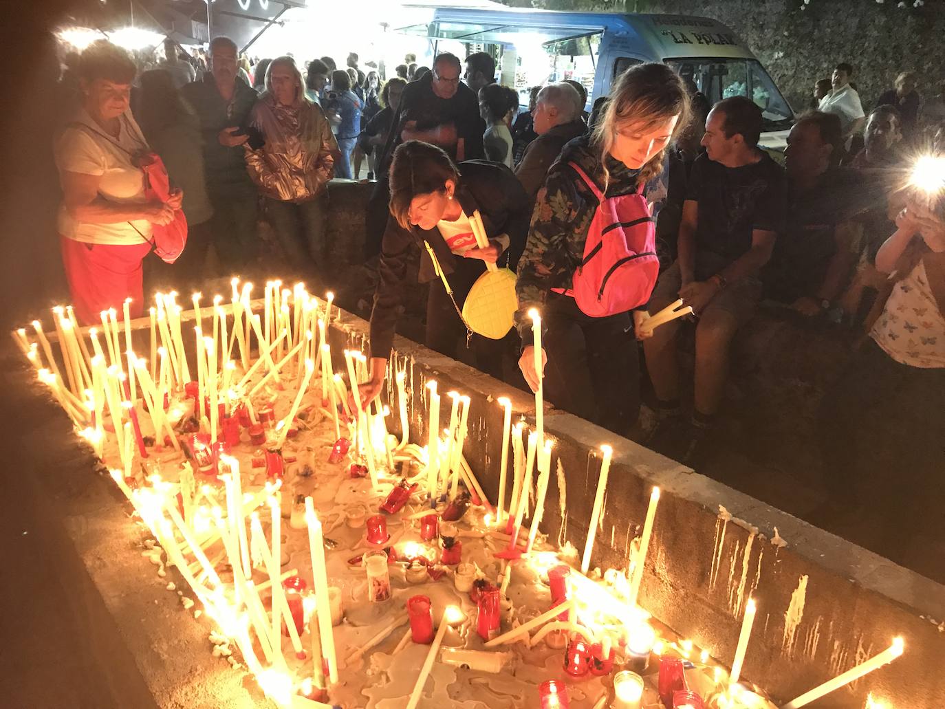 Cientos de peregrinos venidos de todos los puntos de la región se acercaron andando a la tradicional misa de las cinco de la mañana