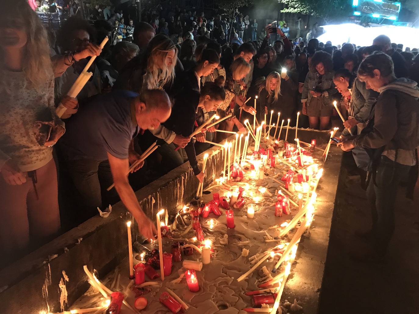 Cientos de peregrinos venidos de todos los puntos de la región se acercaron andando a la tradicional misa de las cinco de la mañana