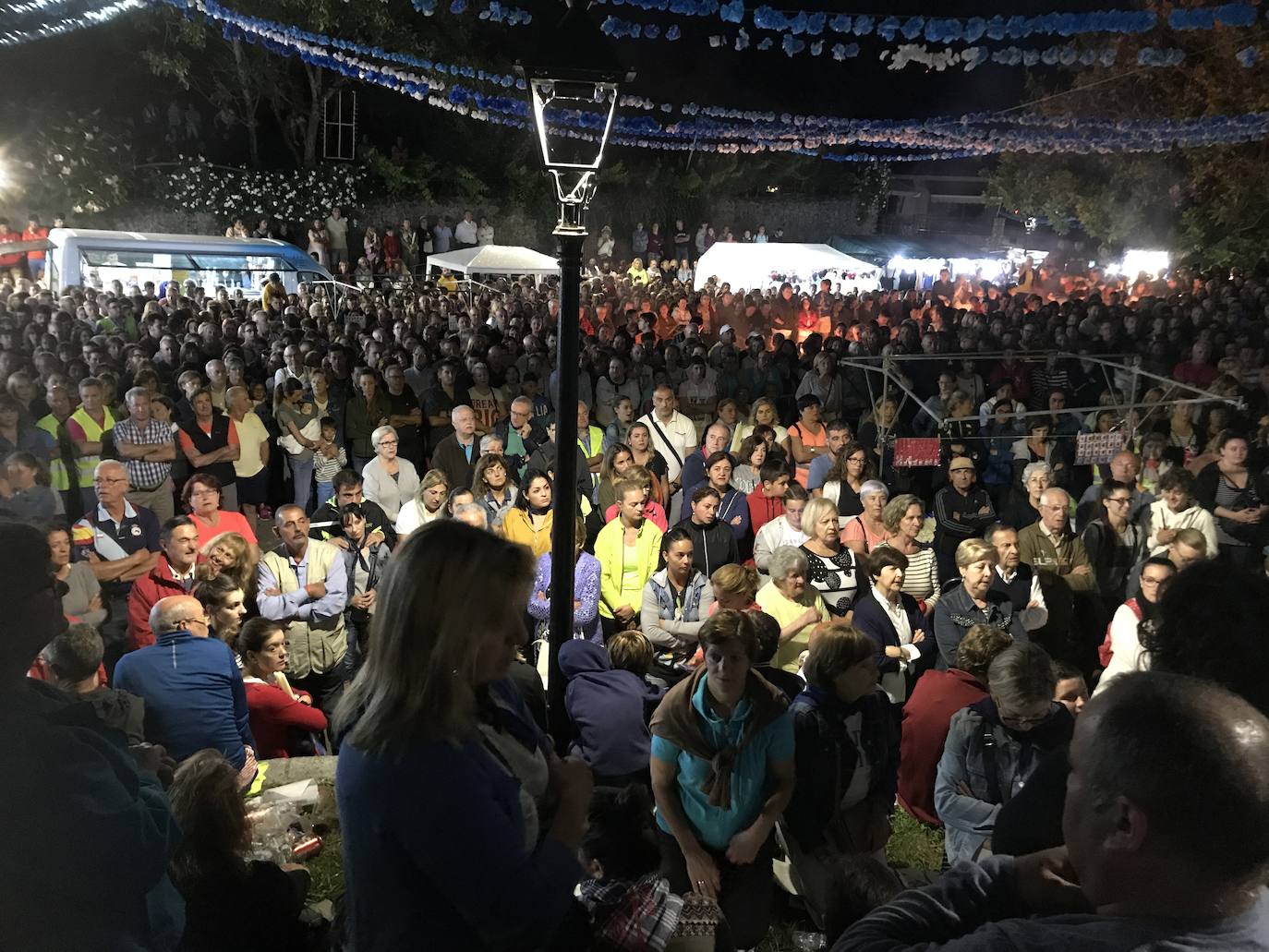 Cientos de peregrinos venidos de todos los puntos de la región se acercaron andando a la tradicional misa de las cinco de la mañana