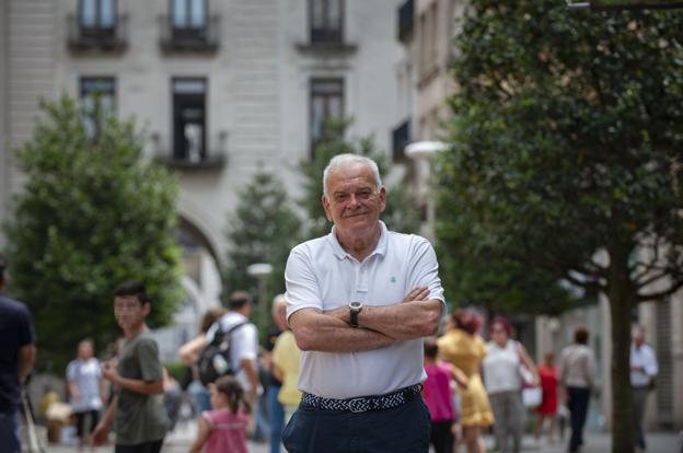 González Crespo posa en Santander junto al edificio de Delegación de Defensa, donde estuvo destinado un tiempo.