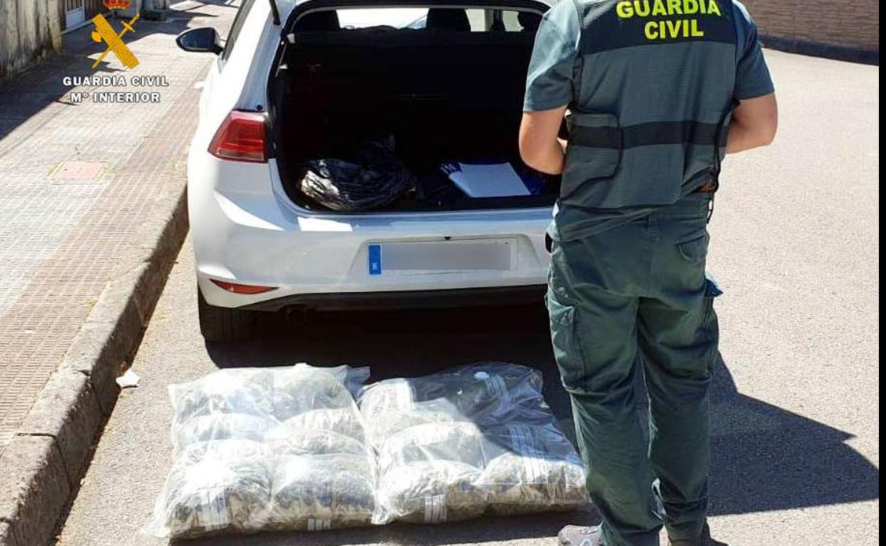 Cuando la policía paró al sospechoso llevaba en su coche dos grandes bolsas de marihuana y 2.000 euros en metálico.