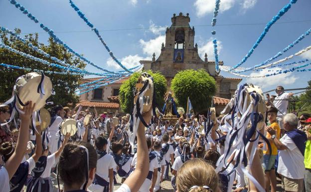 Imagen principal - Revilla de Camargo venera a la Virgen del Carmen