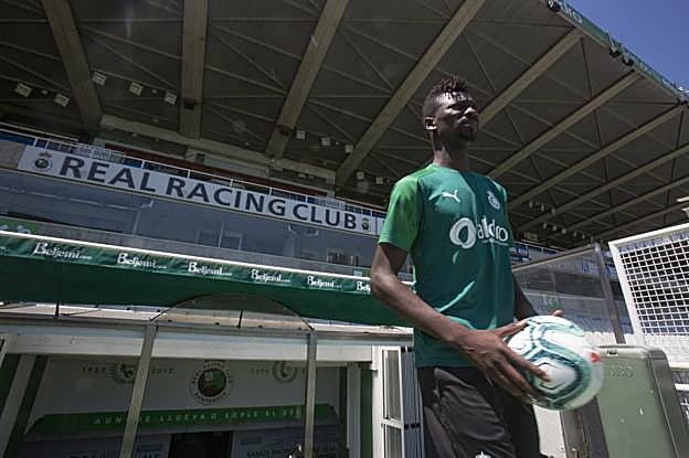 Nuha, vestido de racinguista, en la bocana de vestuarios de su nuevo estadio, El Sardinero, donde jugará las próximas cuatro temporadas. 