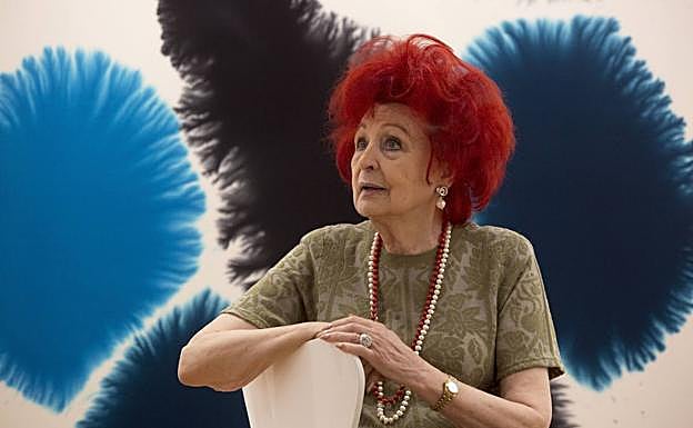 Juana de Aizpuru, ante una obra que Giacomo Santiago Rogado muestra en el estand de Kernel en Artesantander.