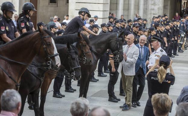 Imagen principal - La Policía Nacional refuerza la seguridad con 35 efectivos fijos en Cantabria