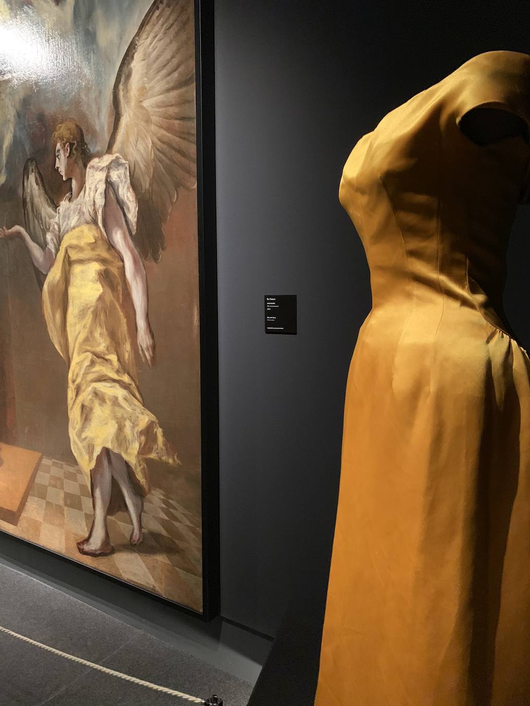 La visita a la muestra del Museo Thyssen en Madrid es sumergirse en un apasionante viaje de diseño e historia de la costura