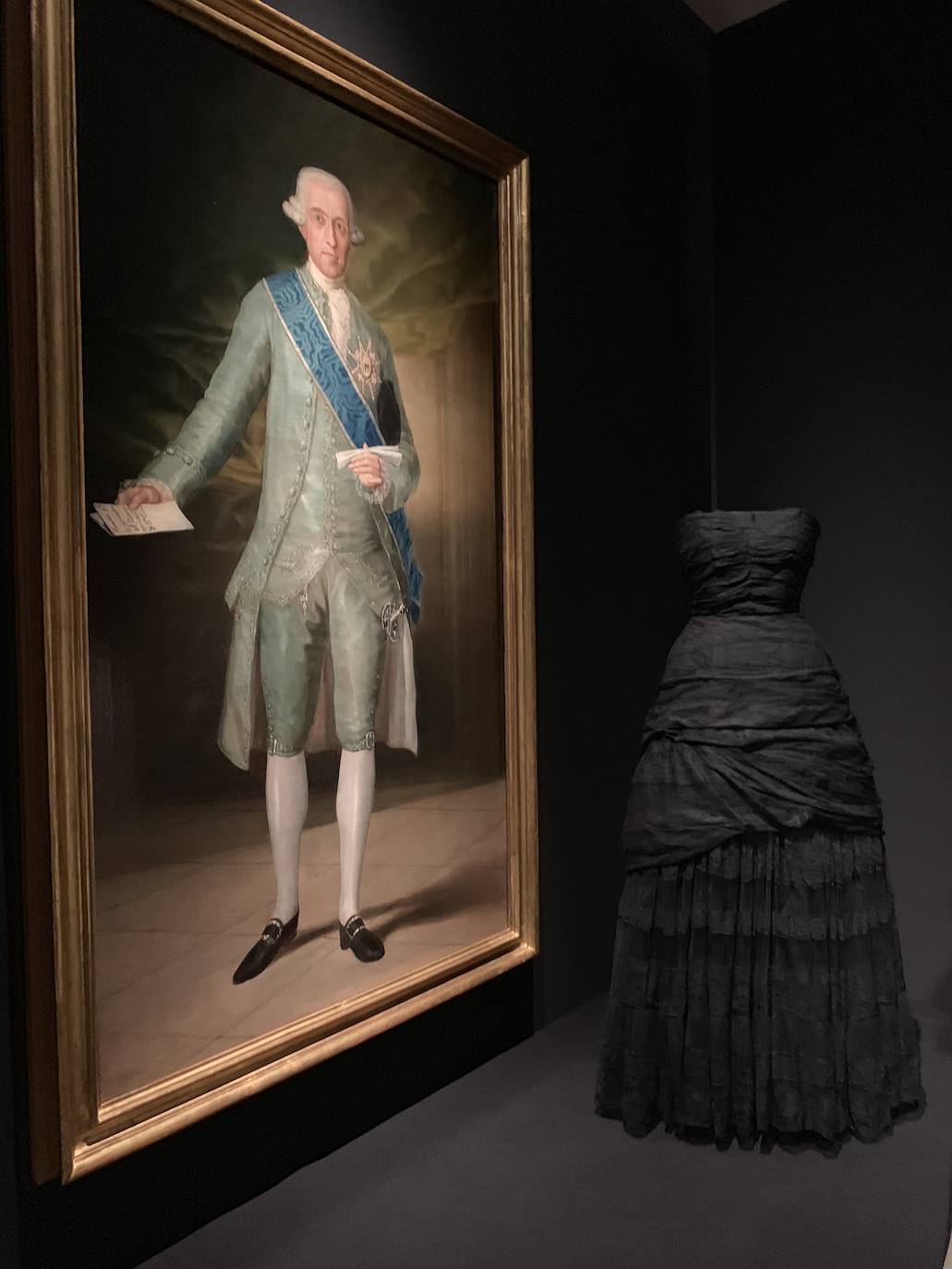 La visita a la muestra del Museo Thyssen en Madrid es sumergirse en un apasionante viaje de diseño e historia de la costura