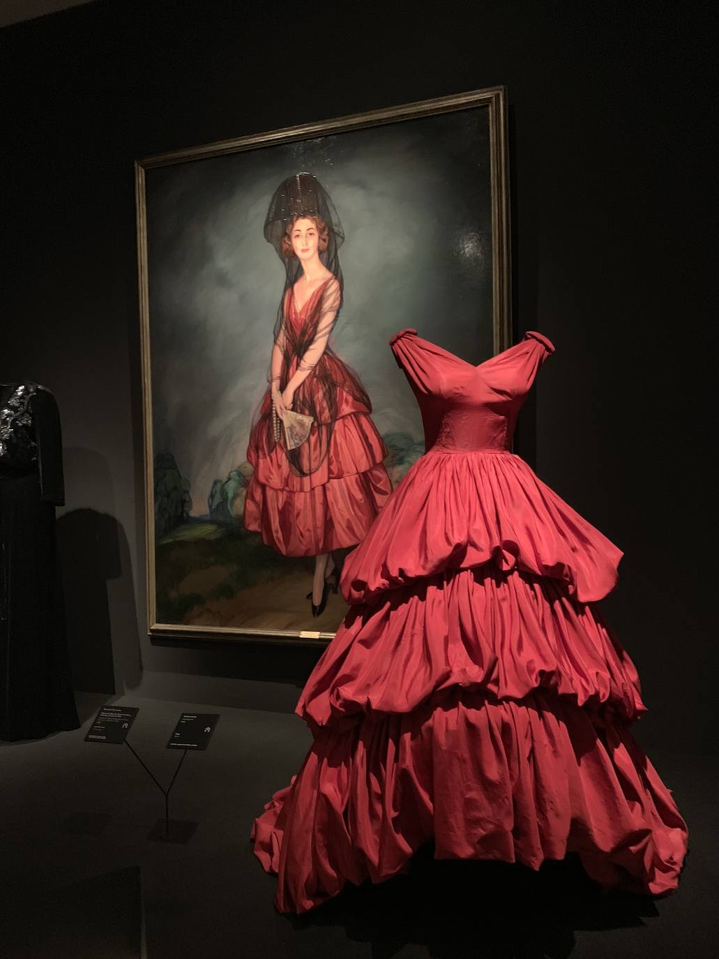 La visita a la muestra del Museo Thyssen en Madrid es sumergirse en un apasionante viaje de diseño e historia de la costura